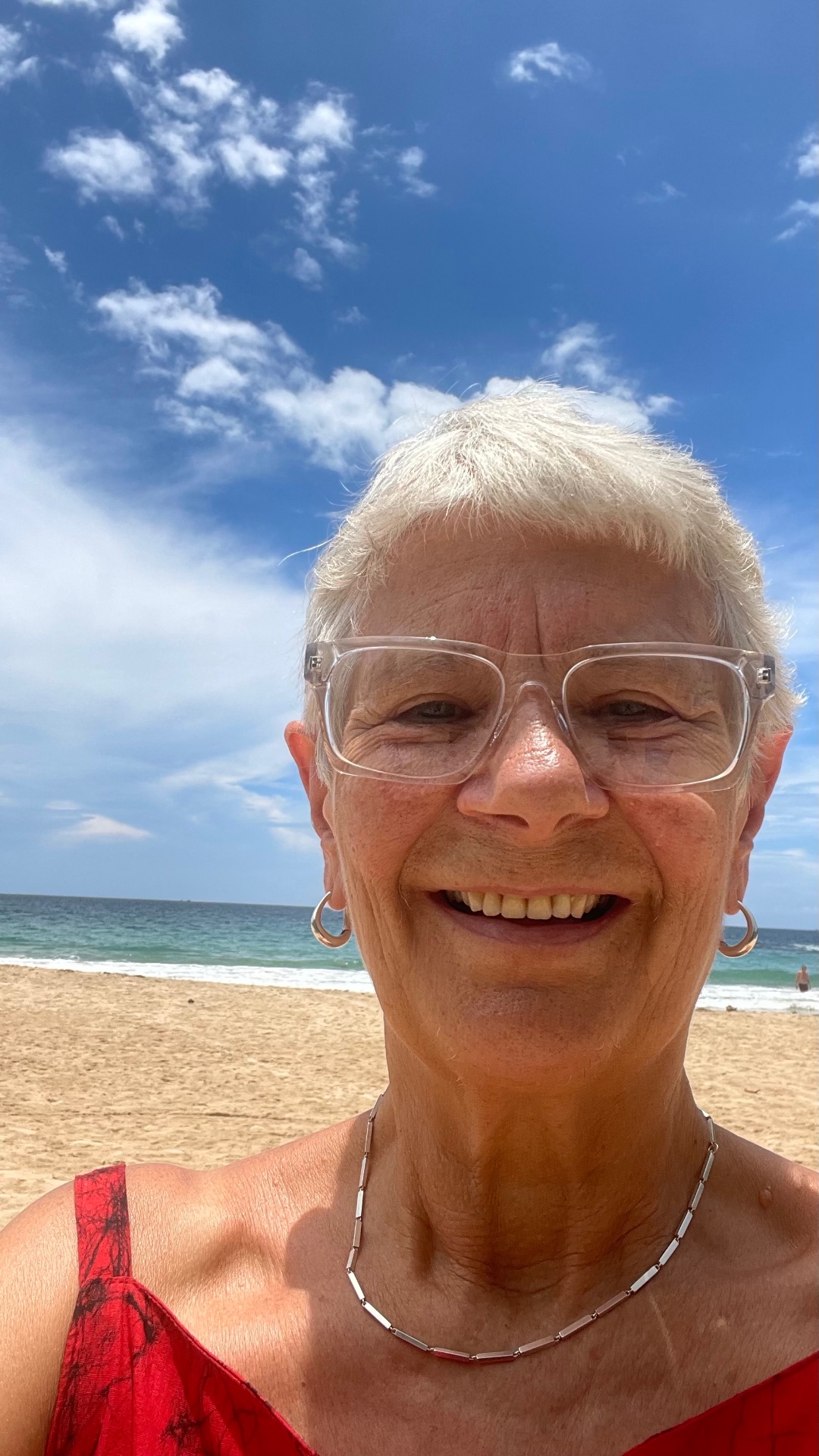 Ellis, sygeplejerske og stifter af NursEllis, smiler på stranden